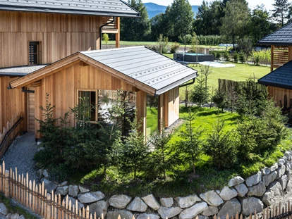 Hüttendorf - Hot Tub: beim Chalet - Unsere Wellnesshütte mit finnische Sauna, Panoramafenstern und gemütlichen Liegen - Kessler‘s Mountain Lodge