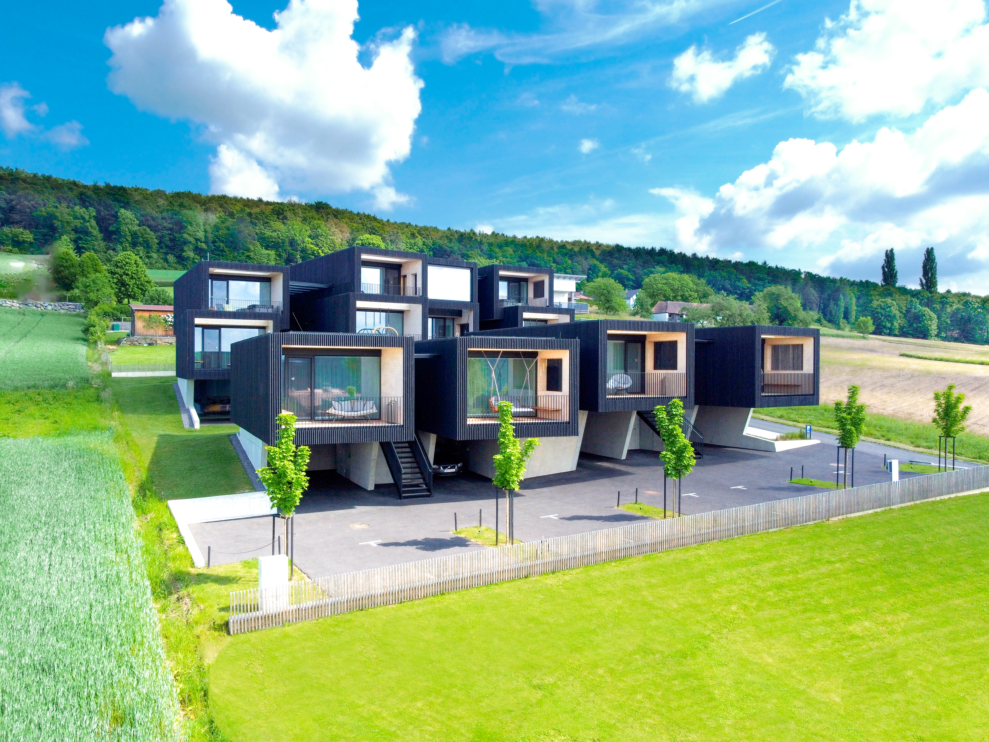 Hüttendorf - Frühstück: Frühstückservice - Außenansicht - Stock & Stein Lodges ****