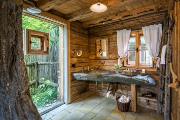 Chalet: Offenes Badezimmer mit Dusche im Berg-, Premium-, Willy Bogner Chalet und in der Villa WOSSA - PRIESTEREGG Premium ECO Resort