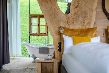 Chalet: Schlafzimmer mit freistehender Badewanne in der Villa ETANER - PRIESTEREGG Premium ECO Resort
