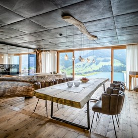 Chalet: Küche und Esszimmer in der Villa ETANER - PRIESTEREGG Premium ECO Resort