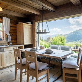 Chalet: Esszimmer mit Panoramafenster in der Villa WOSSA - PRIESTEREGG Premium ECO Resort