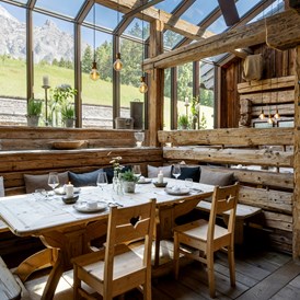Chalet: Restaurant Huwi's Alm mit Panoramafenster - PRIESTEREGG Premium ECO Resort