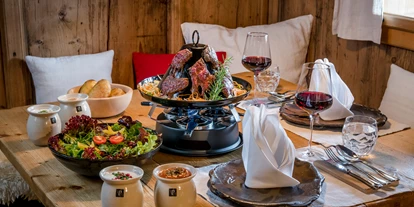 Hüttendorf - Chaletgröße: 4 - 6 Personen - Pinzgau - HUT Essen im Restaurant Huwi's Alm - PRIESTEREGG Premium ECO Resort