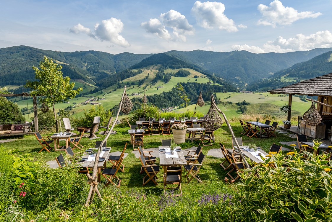 Chalet: Der wunderschöne Gastgarten in Huwi's Alm  - PRIESTEREGG Premium ECO Resort