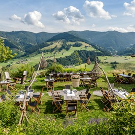Chalet: Der wunderschöne Gastgarten in Huwi's Alm  - PRIESTEREGG Premium ECO Resort