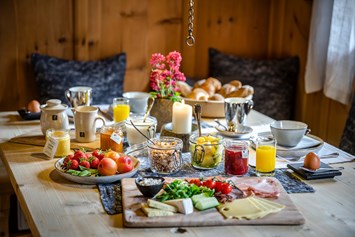 Chalet: Im Chalet servierte Frühstück  - PRIESTEREGG Premium ECO Resort