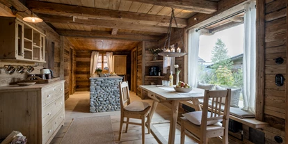 Hüttendorf - Chaletgröße: 4 - 6 Personen - Pinzgau - Seehütte Essbereich - PRIESTEREGG Premium ECO Resort
