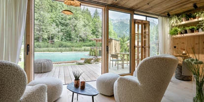 Hüttendorf - Chaletgröße: 4 - 6 Personen - Pinzgau - Seehütte Wohnzimmer, Blick auf den See - PRIESTEREGG Premium ECO Resort