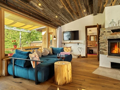 Hüttendorf - Hot Tub: beim Chalet - Wohnbereich Chalet GLÜCKlich - Traumhütten für Zwoa
