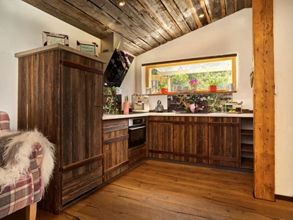 Hüttendorf - Hot Tub: beim Chalet - Küche Chalet GLÜCKlich - Traumhütten für Zwoa