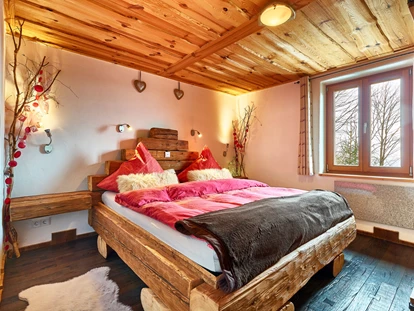 Hüttendorf - Hot Tub: beim Chalet - Altholz-Bett Chalet PAARadies - Traumhütten für Zwoa