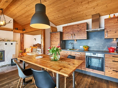 Hüttendorf - Hot Tub: beim Chalet - Wohnbereich Chalet HERZblatt - Traumhütten für Zwoa