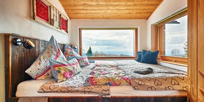 Hüttendorf - Ostbayern - Schlafzimmer mit Panoramasicht Chalet HERZblatt - Traumhütten für Zwoa