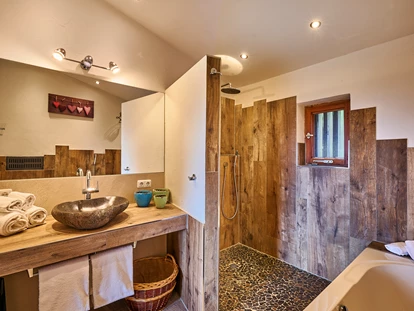 Hüttendorf - Hot Tub: beim Chalet - Badezimmer Chalet HERZblatt - Traumhütten für Zwoa