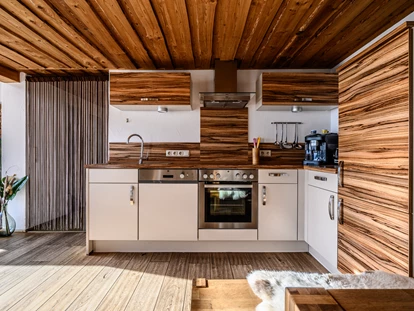 Hüttendorf - Hot Tub: beim Chalet - Küche Chalet ZWEIsamkeit - Traumhütten für Zwoa