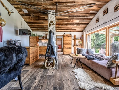 Hüttendorf - Hot Tub: beim Chalet - Wohnbereich Chalet WUNDERschön - Traumhütten für Zwoa
