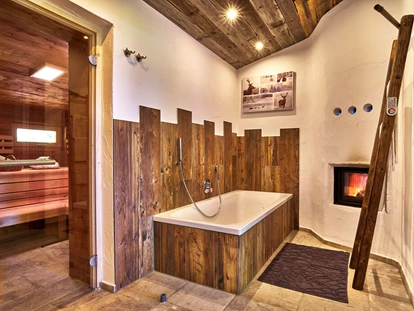 Hüttendorf - Hot Tub: beim Chalet - Badezimmer mit angrenzender Sauna Chalet GLÜCKlich - Traumhütten für Zwoa