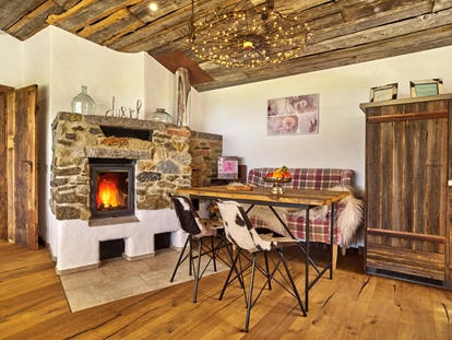 Hüttendorf - Hot Tub: beim Chalet - Essbereich Chalet GLÜCKlich - Traumhütten für Zwoa