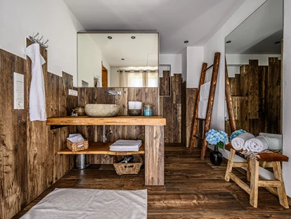 Hüttendorf - Hot Tub: beim Chalet - Badezimmer Chalet WUNDERschön - Traumhütten für Zwoa