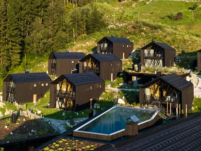 Hüttendorf - Hot Tub: beim Chalet - Entspannte Atmosphäre am Morgen - Amus Chalets Dolomites