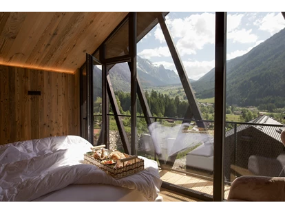 Hüttendorf - Hot Tub: beim Chalet - Frühstück im Chalet - Amus Chalets Dolomites