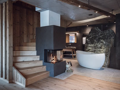 Hüttendorf - Hot Tub: beim Chalet - Kamin und freistehende Badewanne im Traditions-Chalet - Amus Chalets Dolomites