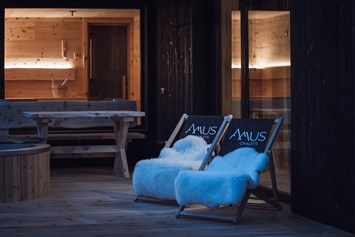 Chalet: Jedes Chalet hat eine eigene finnische Saune mit Panoramafenster - Amus Chalets Dolomites