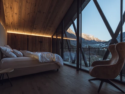 Hüttendorf - Hot Tub: beim Chalet - Schlafzimmer mit Panoramablick  - Amus Chalets Dolomites