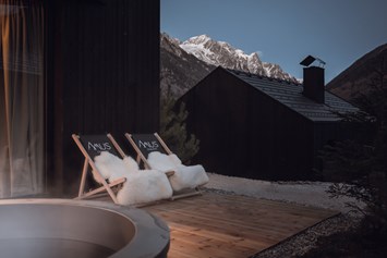 Chalet: Jedes Chalet hat einen Hot Tub/Hot Pot auf der Terrasse, der mit frischen Quellwasser gefüllt und gewärmt wird  - Amus Chalets Dolomites