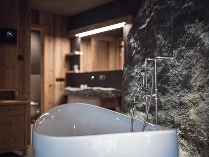 Hüttendorf - Hot Tub: beim Chalet - Freistehende Badewanne - Amus Chalets Dolomites