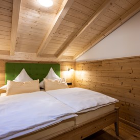 Chalet: Schlafzimmer Waldhütte "Tanne" - Die Sonnenhalde Waldhütten Chalets