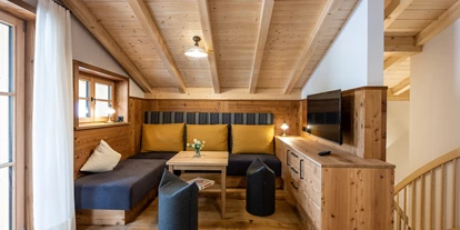 Hüttendorf - Schröcken - Wohnbereich Waldhütte "Lärche" - Waldchalets Allgäu