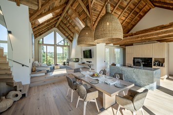 Chalet: Wohnzimmer und Küche mit qualitativ hochwertiger Ausstattung - Beachhouse & Pool  - Julianhof - Premium Guesthouse & Spa