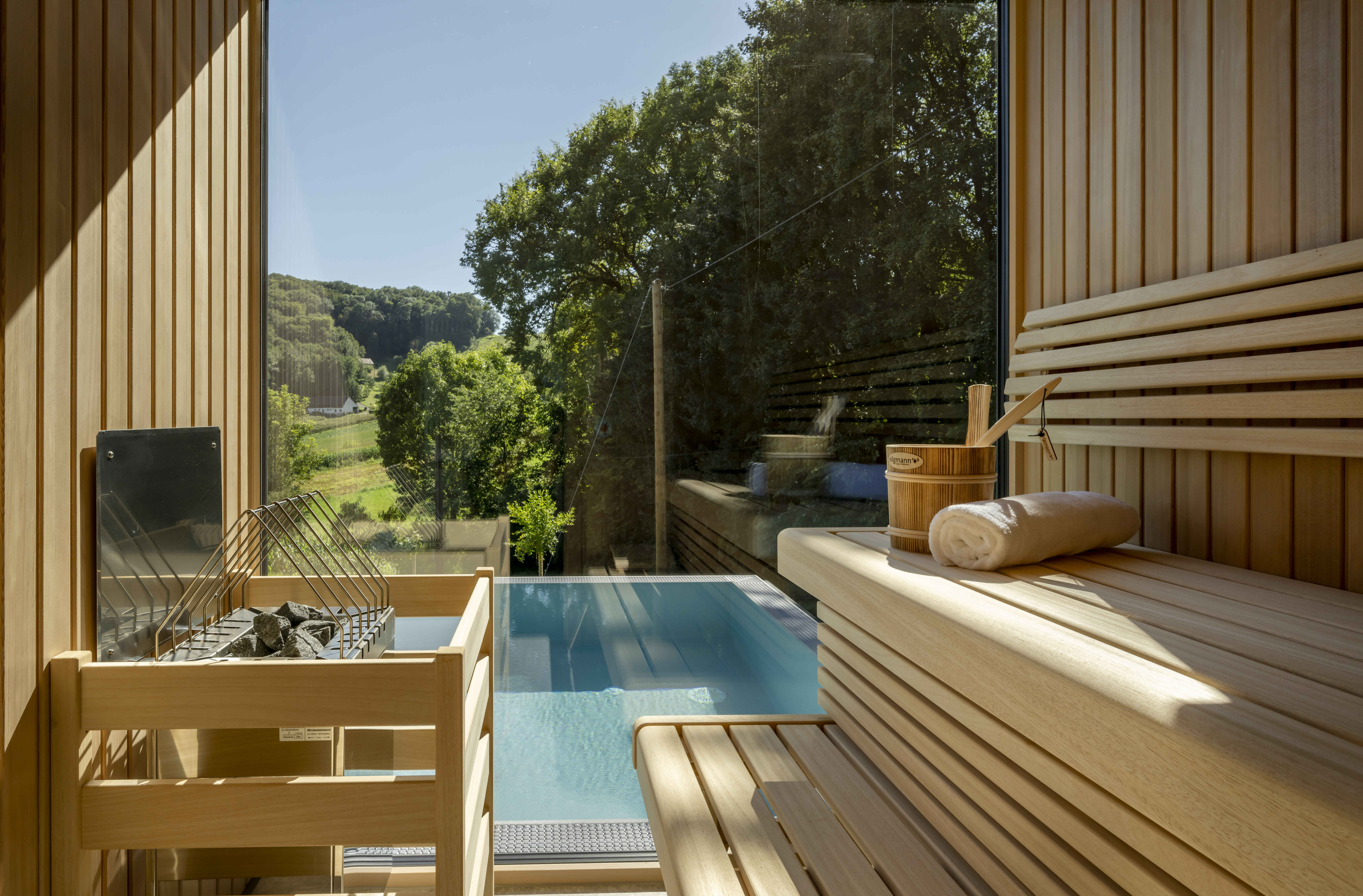 Chalet: Sauna mit Panorama-Glas --> Sauna mit traumhaften Ausblick - Julianhof - Premium Guesthouse & Spa - Wellness | Entspannen