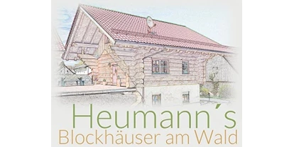 Hüttendorf - Parkplatz direkt an der Hütte - Logo - Heumanns Blockhäuser am Wald
