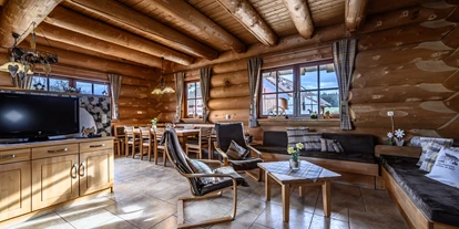 Hüttendorf - Parkplatz direkt an der Hütte - Chalet Morgensonne Wohnraum - Heumanns Blockhäuser am Wald