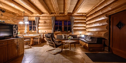 Hüttendorf - Parkplatz direkt an der Hütte - Chalet Morgensonne Wohnraum - Heumanns Blockhäuser am Wald