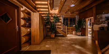 Hüttendorf - Parkplatz direkt an der Hütte - Chalet Morgensonne Wohnraum - Heumanns Blockhäuser am Wald