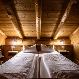 Chalet: Chalet Morgensonne Schlafzimmer - Heumanns Blockhäuser am Wald