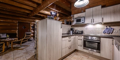 Hüttendorf - Parkplatz direkt an der Hütte - Chalet Morgensonne Küche - Heumanns Blockhäuser am Wald