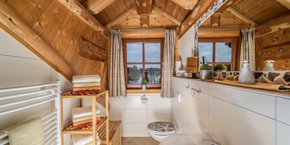 Hüttendorf - Parkplatz direkt an der Hütte - Chalet Morgensonne Bad - Heumanns Blockhäuser am Wald