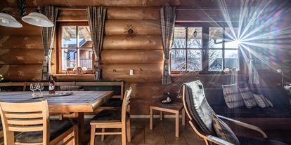 Hüttendorf - Parkplatz direkt an der Hütte - Chalet Morgensonne Wohnraum - Heumanns Blockhäuser am Wald