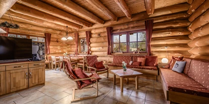 Hüttendorf - Parkplatz direkt an der Hütte - Chalet Abendrot Wohnraum - Heumanns Blockhäuser am Wald