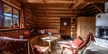 Hüttendorf - Parkplatz direkt an der Hütte - Chalet Abendrot Wohnraum - Heumanns Blockhäuser am Wald