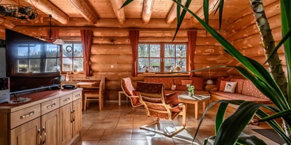 Hüttendorf - Parkplatz direkt an der Hütte - Chalet Abendrot Wohnraum - Heumanns Blockhäuser am Wald