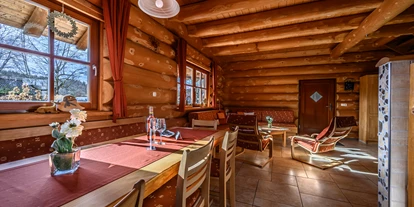 Hüttendorf - Parkplatz direkt an der Hütte - Chalet Abendrot Wohnraum - Heumanns Blockhäuser am Wald