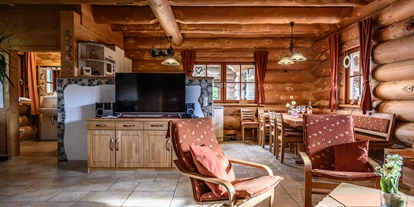 Hüttendorf - Parkplatz direkt an der Hütte - Chalet Abendrot Wohnraum - Heumanns Blockhäuser am Wald