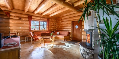 Hüttendorf - Parkplatz direkt an der Hütte - Chalet Abendrot Wohnraum - Heumanns Blockhäuser am Wald