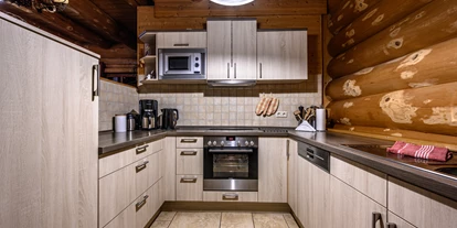 Hüttendorf - Parkplatz direkt an der Hütte - Chalet Abendrot Küche - Heumanns Blockhäuser am Wald